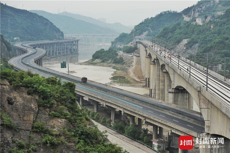 西成客专嘉陵江特大桥,横跨京昆高速和宝成铁路,蔚为壮观.