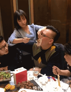 搞笑gif:小伙子不错呀,你可知道现在已经是人生的赢家