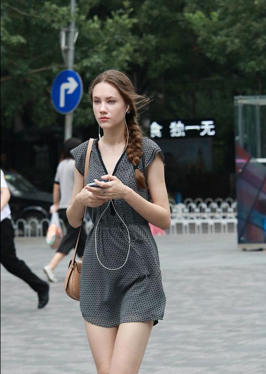 街拍乌克兰极品时尚美女,一脸严肃看这好身材又是来中国做模特的