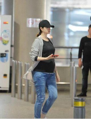 今年三月沈佳妮就被拍到在机场挺着巨肚的照片,由此曝光了怀孕的消息.
