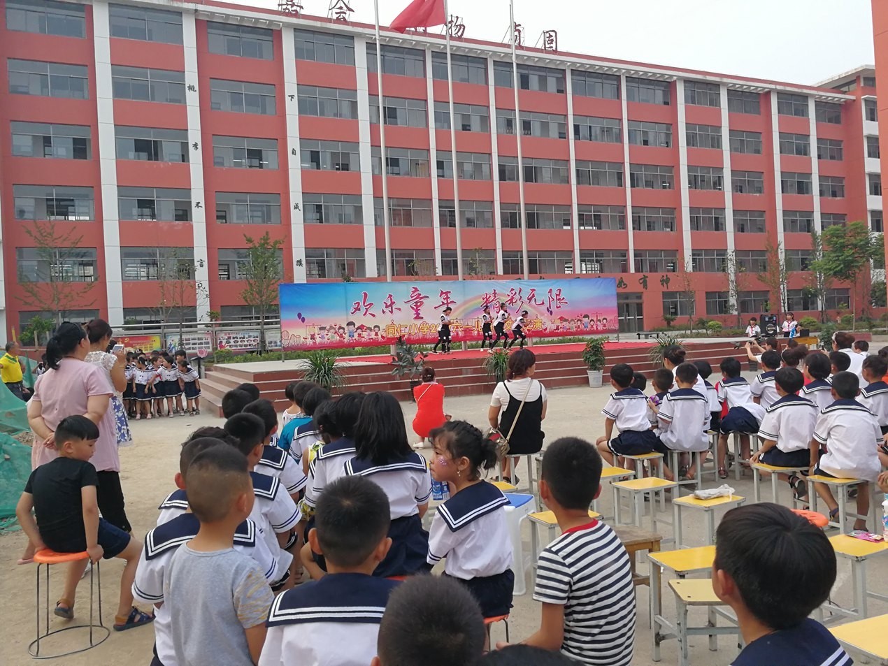 经批准的"淮北市同仁中学总体规划"中最后一幢建筑物食堂综合楼于3月