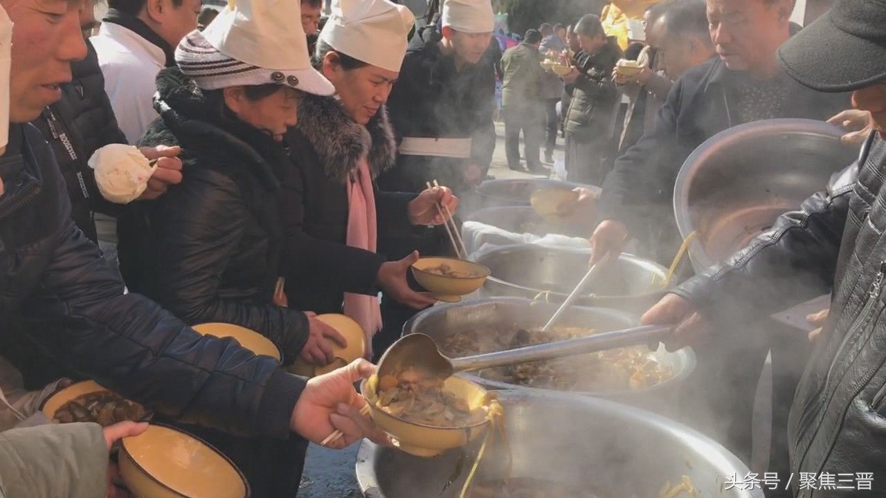 3月30日,山西武乡,一农村办丧事,500人同吃流水席大烩菜,大烩菜由