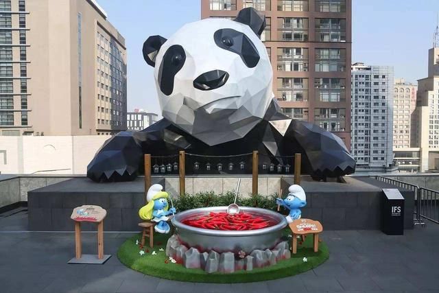 其实这只熊猫的诞生并非ifs商场的建筑设计,而是出自一个公益项目