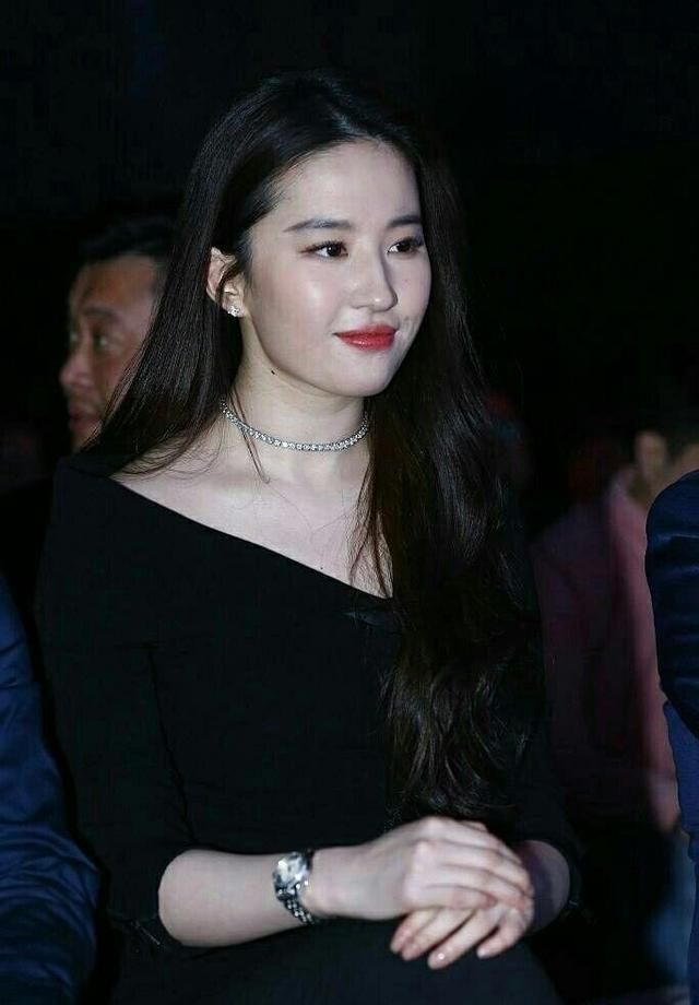 之前刘亦菲参加时装周,现身机场的照片就被网友频频吐槽,说什么胖,腿