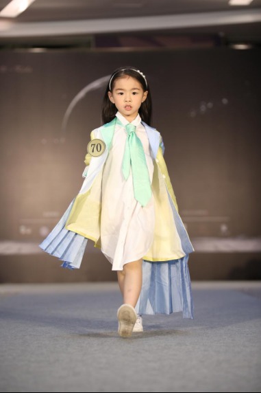 儿童组冠军袁佳琦礼服