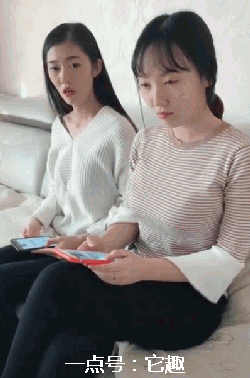 搞笑gif图:挺胸一笑百媚生,夜半与君聊人生!