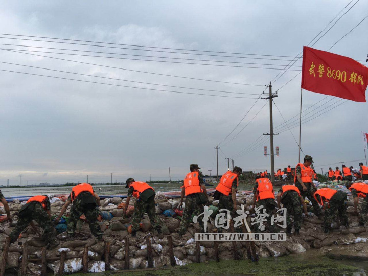 武警8690部队200余名官兵紧急驰援