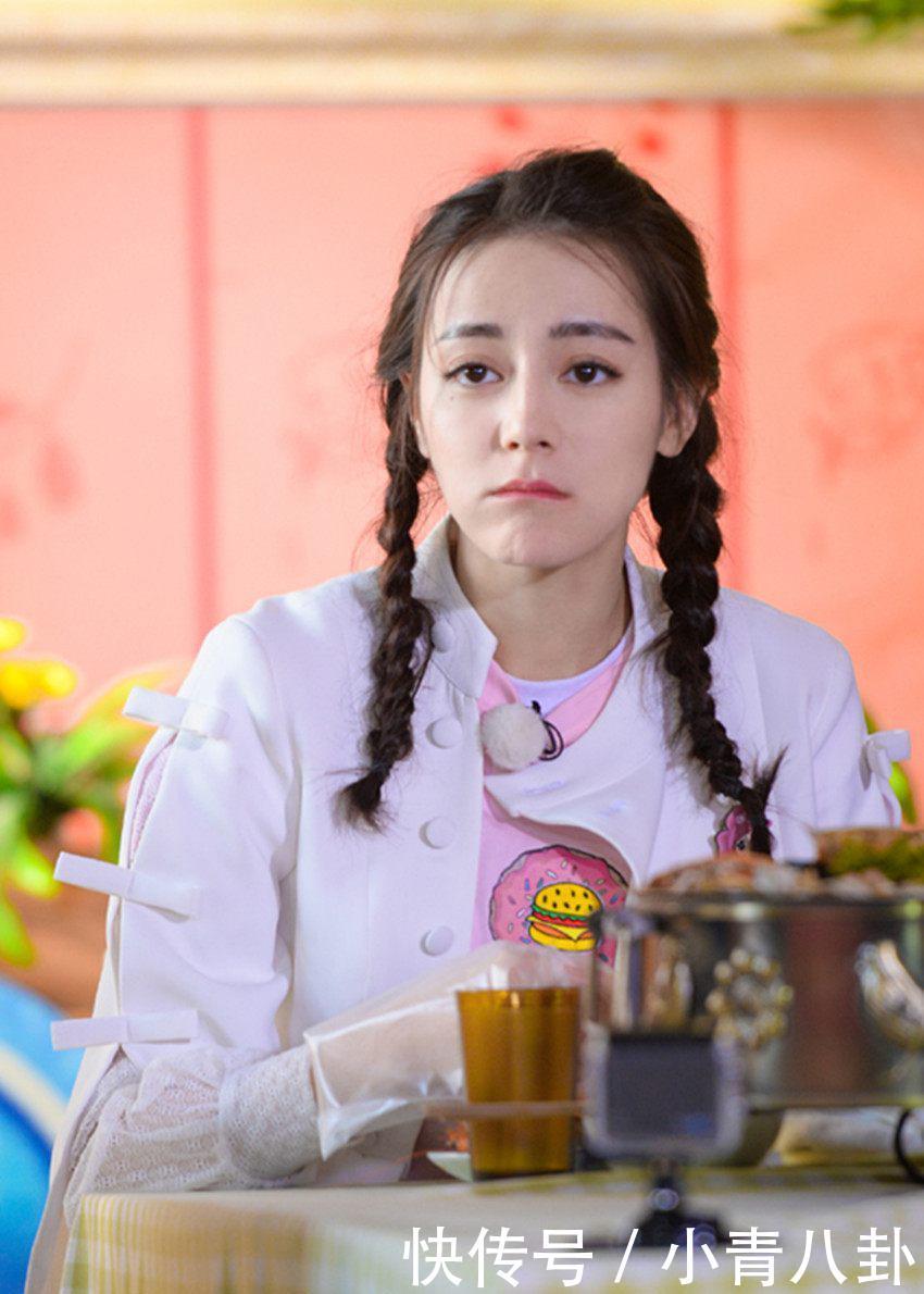 两个麻花辫,一脸无辜的表情,热巴看起来好呆萌哦