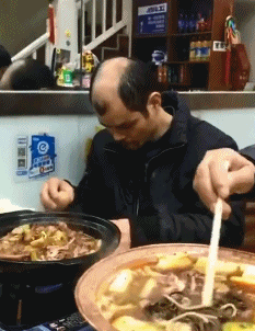 内涵段子:没投币那位,你东西掉车下了!