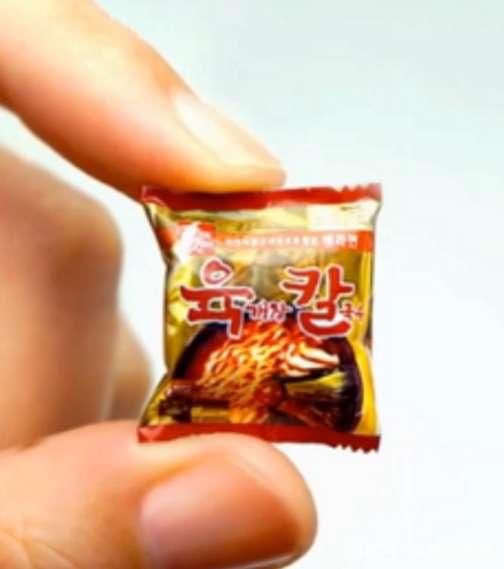 韩国发明世界上最小的泡面,网友:什么?只有指甲盖大小