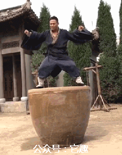 搞笑gif:春哥其实挺美,现在看着挺有女人味的!