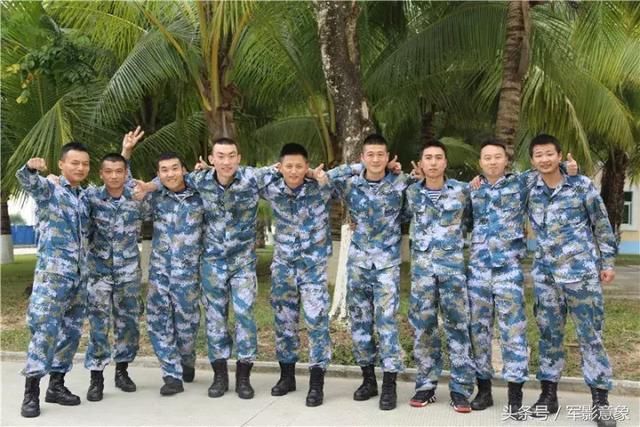 海军陆战队某旅 为因执行任务推迟退伍的15名老兵 举行了一场迟到的