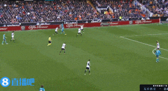 但是瓦伦这个也要判,帕斯托雷被卡塞米罗铲脚踝了,而且没碰到球.