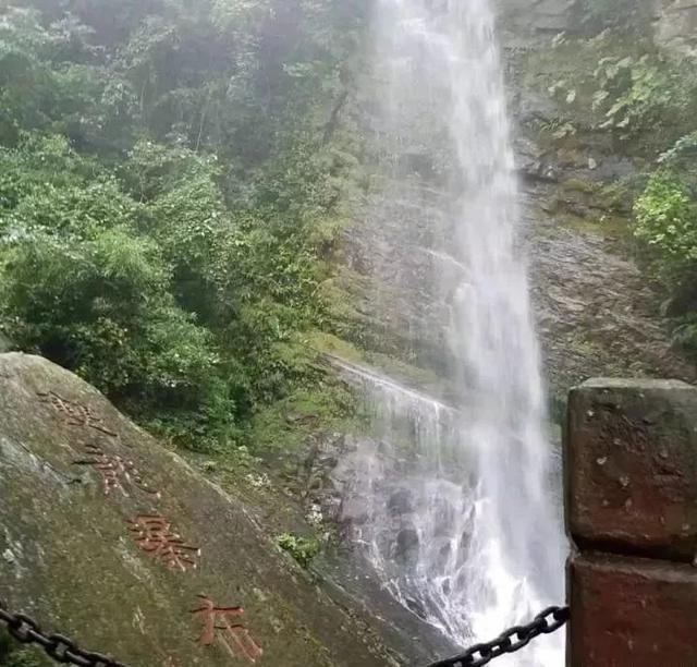 周六吃过早餐,我们一行3人就往汉江源核心景区~金刚峡赶去…… 进入