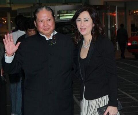 因为洪金宝整天花天酒地不负责任,首任妻子曹恩玉和其离婚,离婚后没