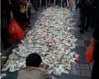 脑海里首先闪现的形象是,衣衫褴褛,脏乱不堪,坐在地上,面前一个小破碗
