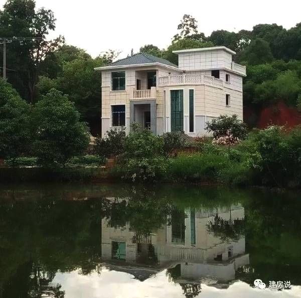 外墙全部完工的照片,别墅倒映在池塘里,美极了. 别墅图纸