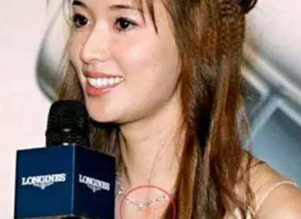 女明星"草莓"露出,位置一个比一个刁钻,最后一位最尴尬!