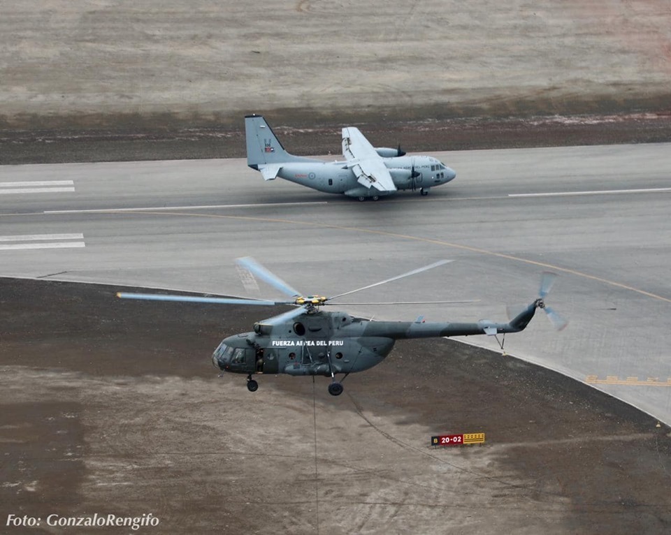 秘鲁空军盛大阅兵 特种兵扛重型狙击枪受阅