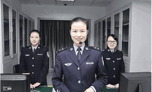 正式民警的警衔是终身制的,且晋衔是没有限制的,文职警察授衔最高警衔