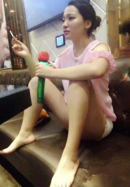这妹子一看就是女汉子,唱歌都是这么的霸气