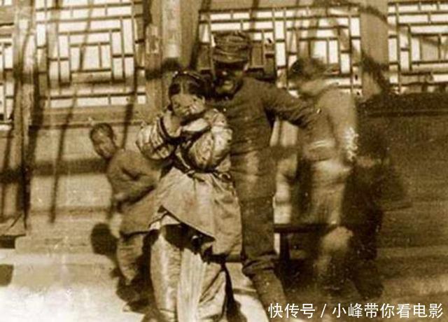 八国联军侵华老照片:日本兵野心昭著,在街头强搂中国妇女!
