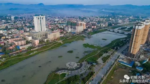 成县还是陇南市文化,科教,能源,交通,商流和信息中心,全县有高等专科