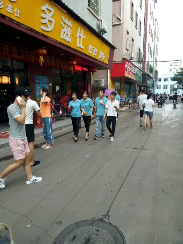 住在东莞工作在深圳的农民工跨城生活,莞深两地的工资