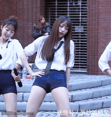 搞笑gif动图:这位女同学,你的腰真不错!
