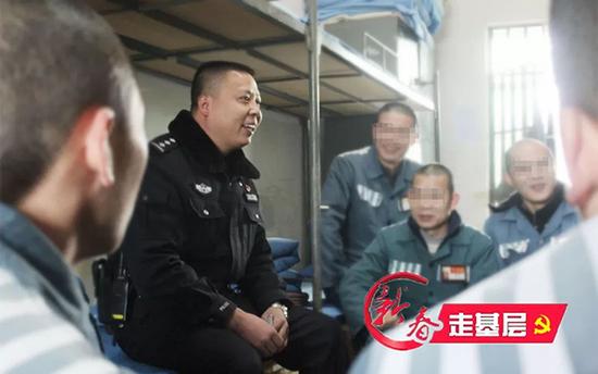监狱的除夕夜:犯人围坐看春晚 狱警坚守巡查不松懈