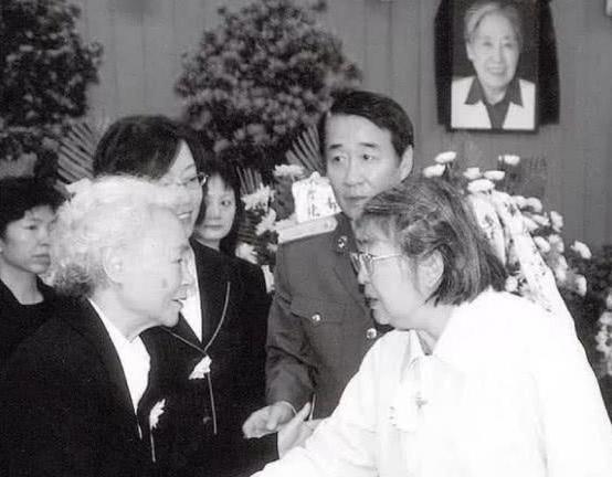 图为王光美逝世追悼会上,李讷,李敏,邵华等毛家亲属前来吊唁