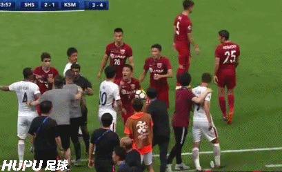 gif:贺惯,石柯引发两队大混战!上港俩中卫双双染黄