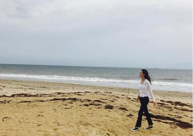10月26日,李多海晒出一张在海边游玩的照片,并配文:"无比惬意的
