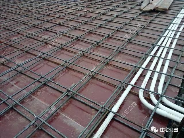 ▼钢筋细节 楼板布置双层双向钢筋,板底部的短向钢筋放在下部,长向