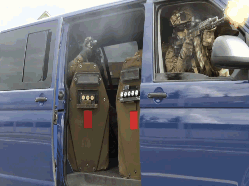 一个活口也不要!俄军特种兵公路扫射可疑车辆 就为一个理由