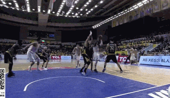 胡金秋抢下前场板勾手命中