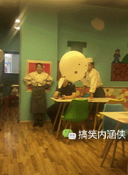 搞笑gif趣图 转头的那一瞬间,把小哥吓懵逼了,哈哈哈