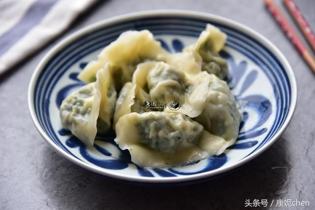 家人抢着吃这饺子,只因馅料太鲜美了,这野菜做馅料就是营养好吃