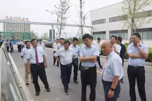 总经理李恒向县委书记刘永国做厂区建设情况汇报