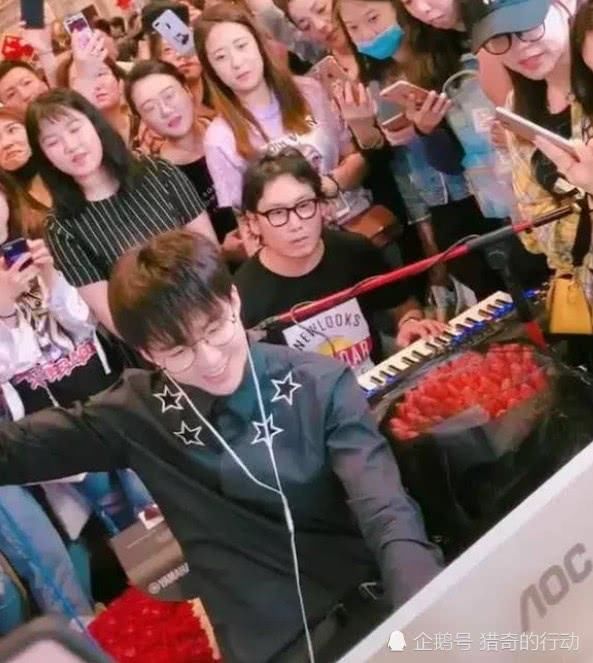 抖音一哥刘宇宁街头直播被打,网友:女粉丝太多也不是什么好事!