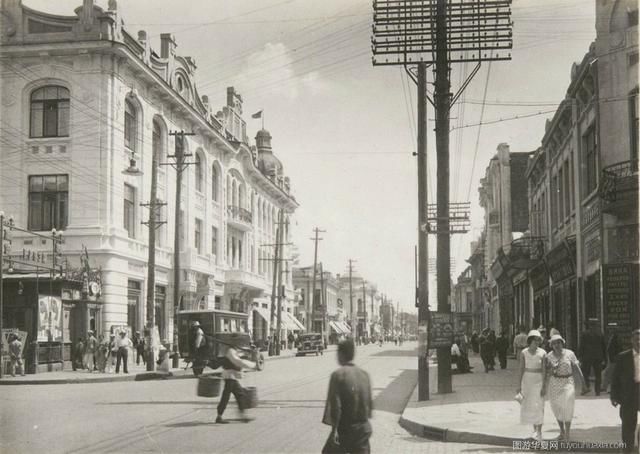 123回第2张(1934年10月出版),哈尔滨中央大街的街头一景,对面的西式