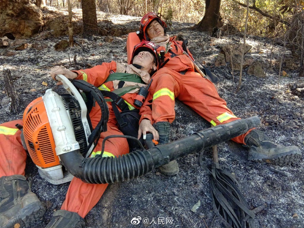 扑火后的消防员:在地上随意一躺 便睡着了