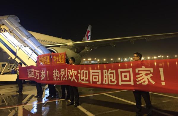 10月1日晚,虹桥机场拉起横幅欢迎同胞回国.(图片来自澎湃新闻)
