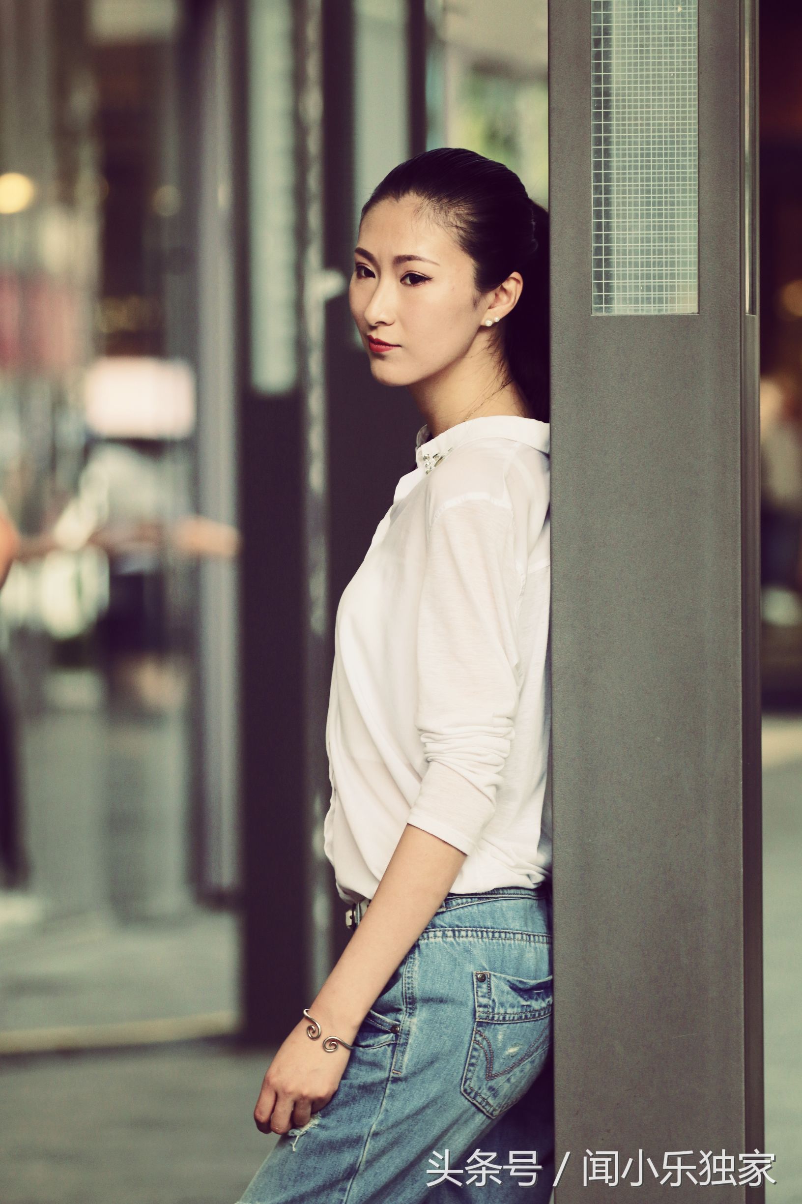 街拍:穿着文雅,气质恬静的文艺女青年供我们滋生出文艺腔泡沫