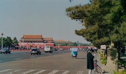 图为:1990年北京的赵公口长途汽车站,90年代来北京旅游或者办事的人