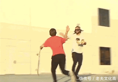 搞笑gif: 主人, 你能不能成熟一点? 你这样子我很尴尬