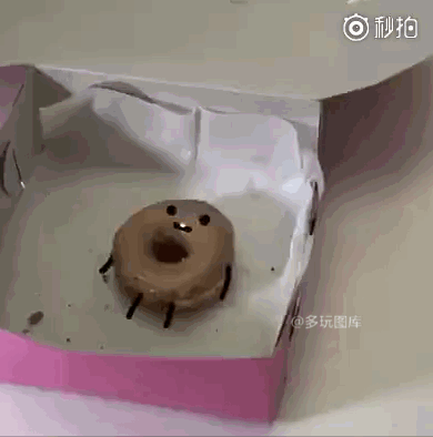 搞笑gif:妹子你这过激的反应,莫非是漏电了?