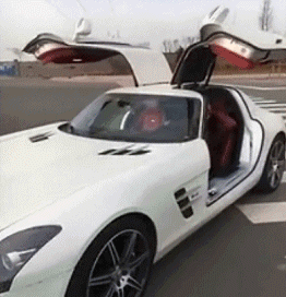 9 这大概就是我不买豪车的原因了,一不注意就碰头,太讨厌了,还是骑