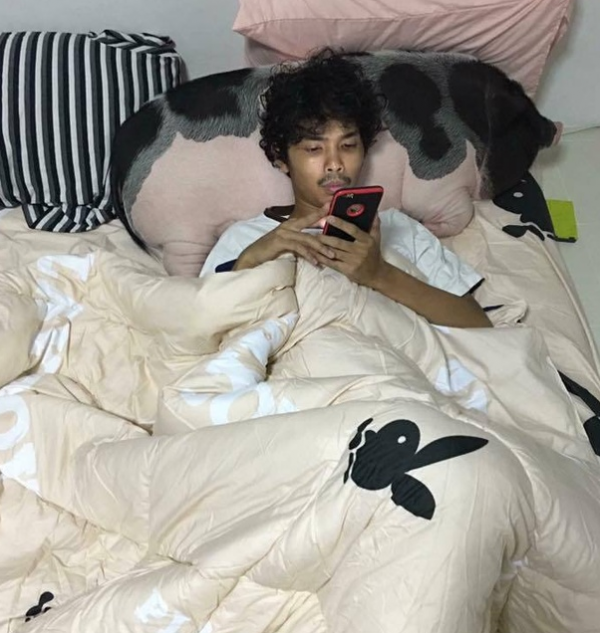 男子把母猪当女朋友 天天抱着睡觉