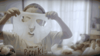 他可爱到,以为贴上面膜,玩具就不会老!